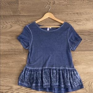 a blue t shirt fitting t shirt